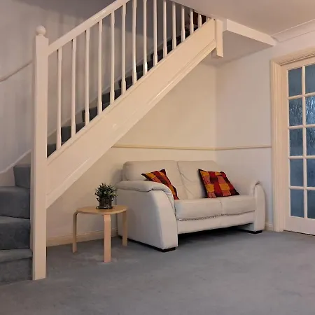 Two Bed House, Parking For 2 Cars Close To Heathrow